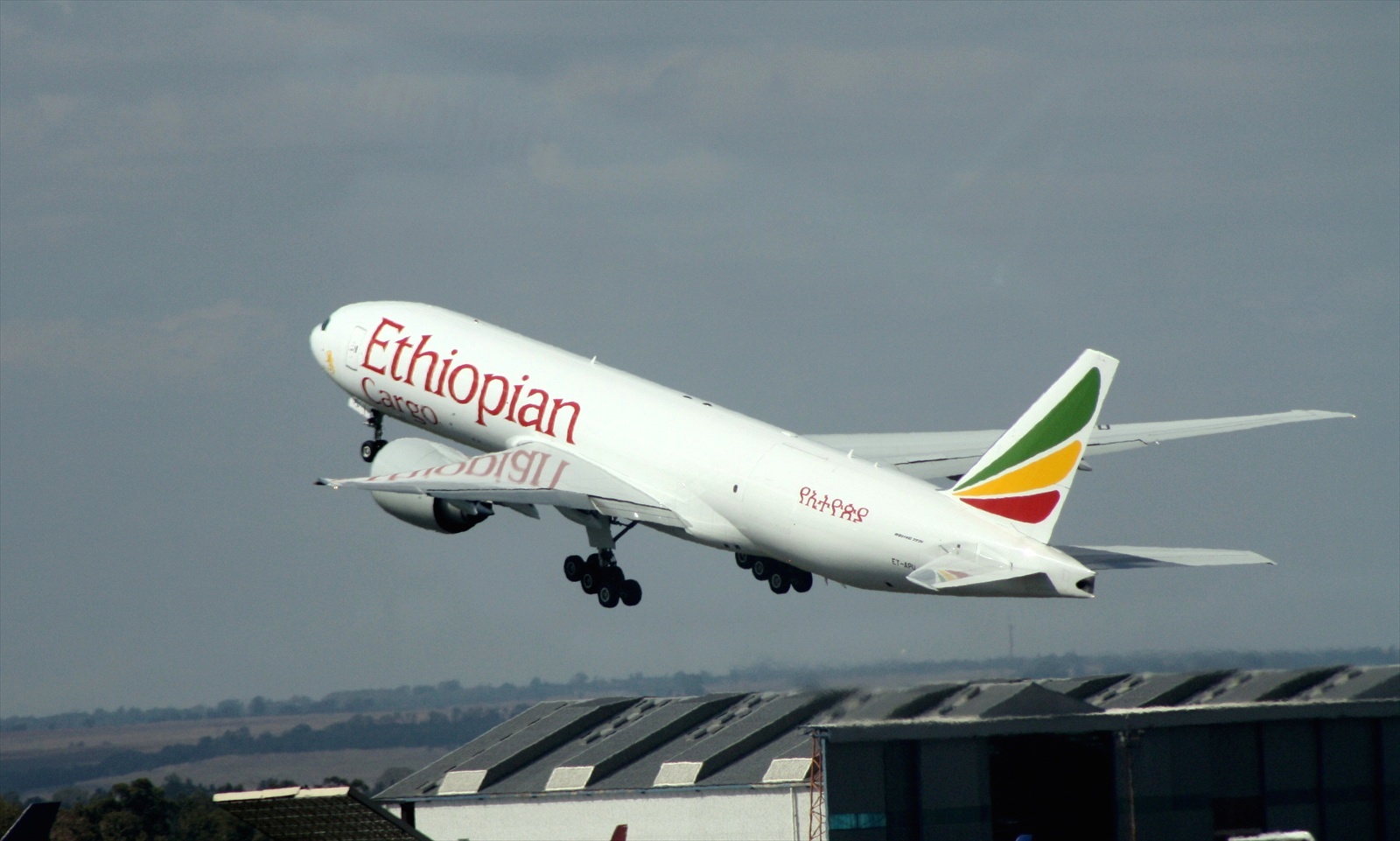 Ethiopian Airlines B777-F6N ET-APU par Bob Adams sous (CC BY-SA 2.0) - colors correction filter https://www.flickr.com/photos/satransport/8614795375/ https://creativecommons.org/licenses/by-sa/2.0/