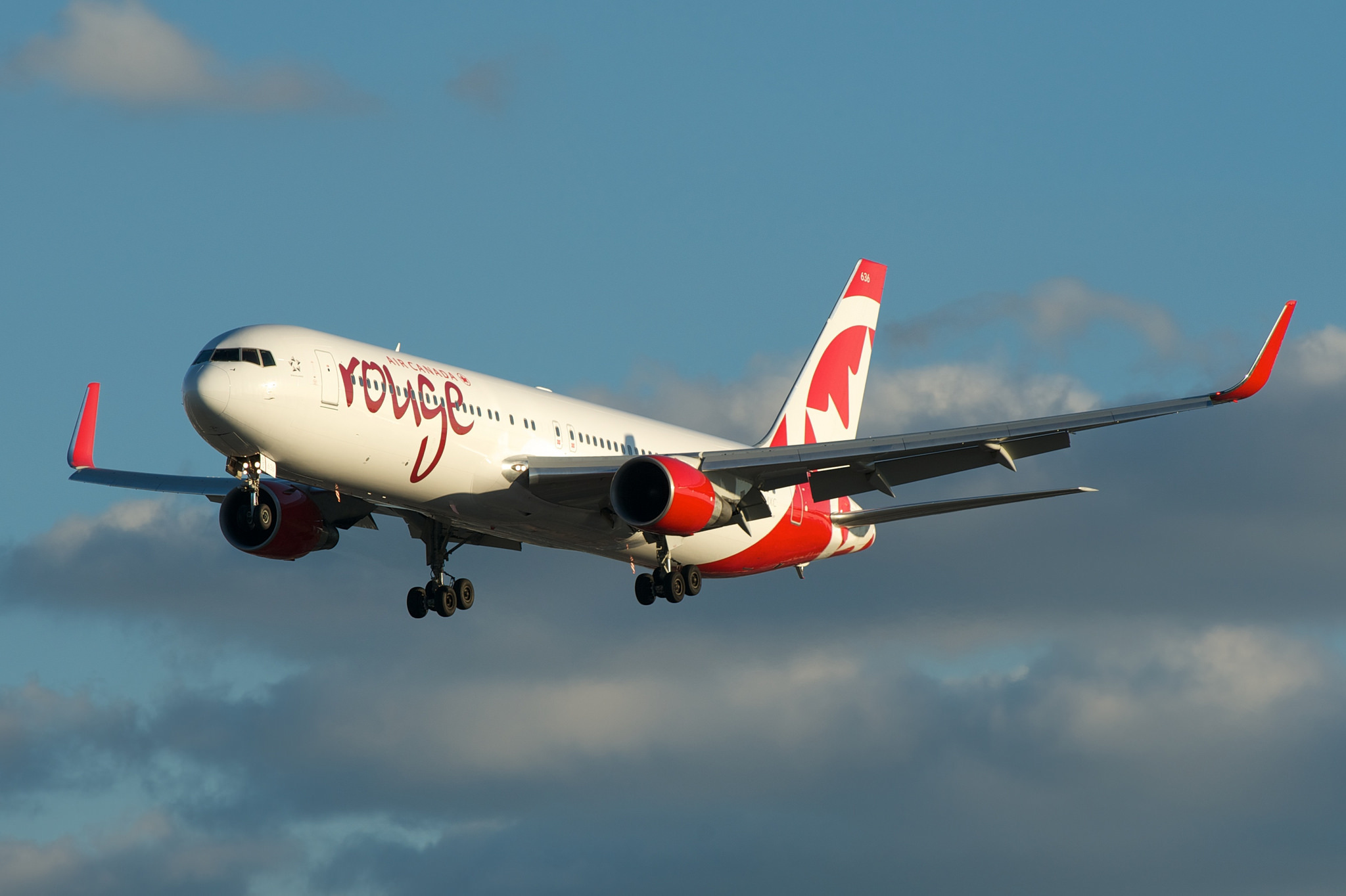 Air Canada rouge Boeing 767-300 C-FMXC par BriYYZ sous (CC BY-SA 2.0) https://www.flickr.com/photos/bribri/14430150595/ https://creativecommons.org/licenses/by-sa/2.0/