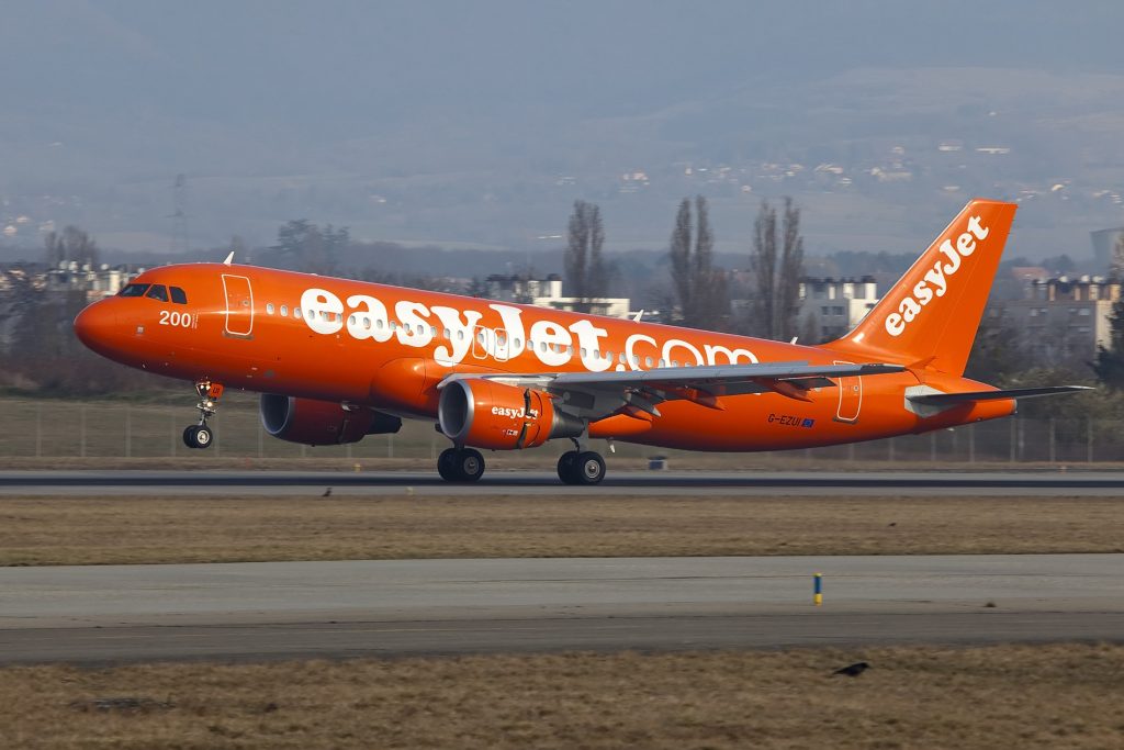 G-EZUI A320 Easyjet orange par Maarten Visser sous (CC BY-SA 2.0) https://www.flickr.com/photos/44939325@N02/6902377472/ https://creativecommons.org/licenses/by-sa/2.0/