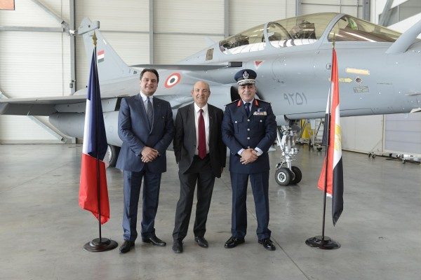 De gauche à droite : Son Excellence, M. Ehab Badawy, ambassadeur d¹Égypte en France, Eric Trappier, Président-directeur général de Dassault Aviation et le Général de l'Armée de l'air Égyptienne Ragaa Khalil. © Dassault Aviation - S. Randé