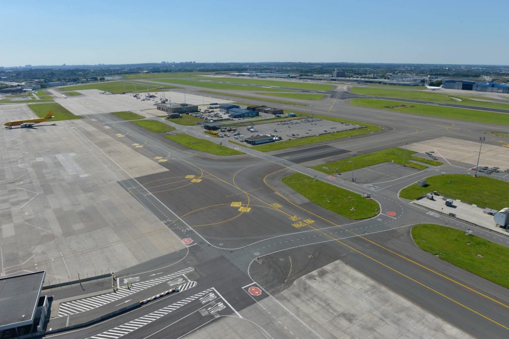 "Runways Brussels Airport (7655182494)" by Brussels Airport from Belgium - Runways Brussels AirportUploaded by russavia. Licensed under CC BY-SA 2.0 via Wikimedia Commons.