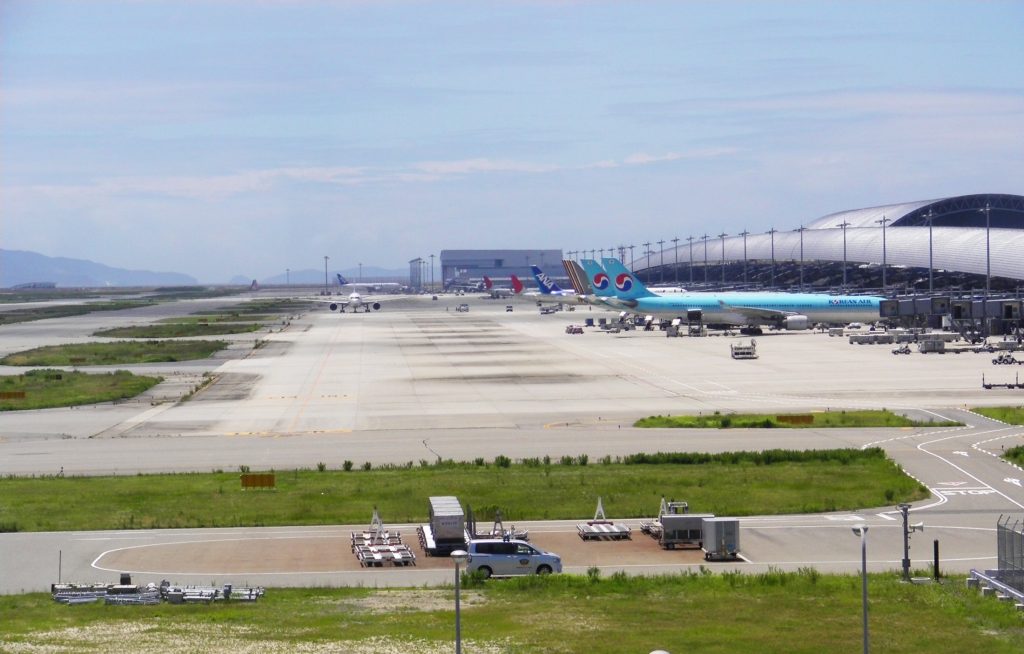 Kansai Airport par yasuo ogiuchi sous (CC BY-SA 2.0) - https://www.flickr.com/photos/y4su0/4807005768/