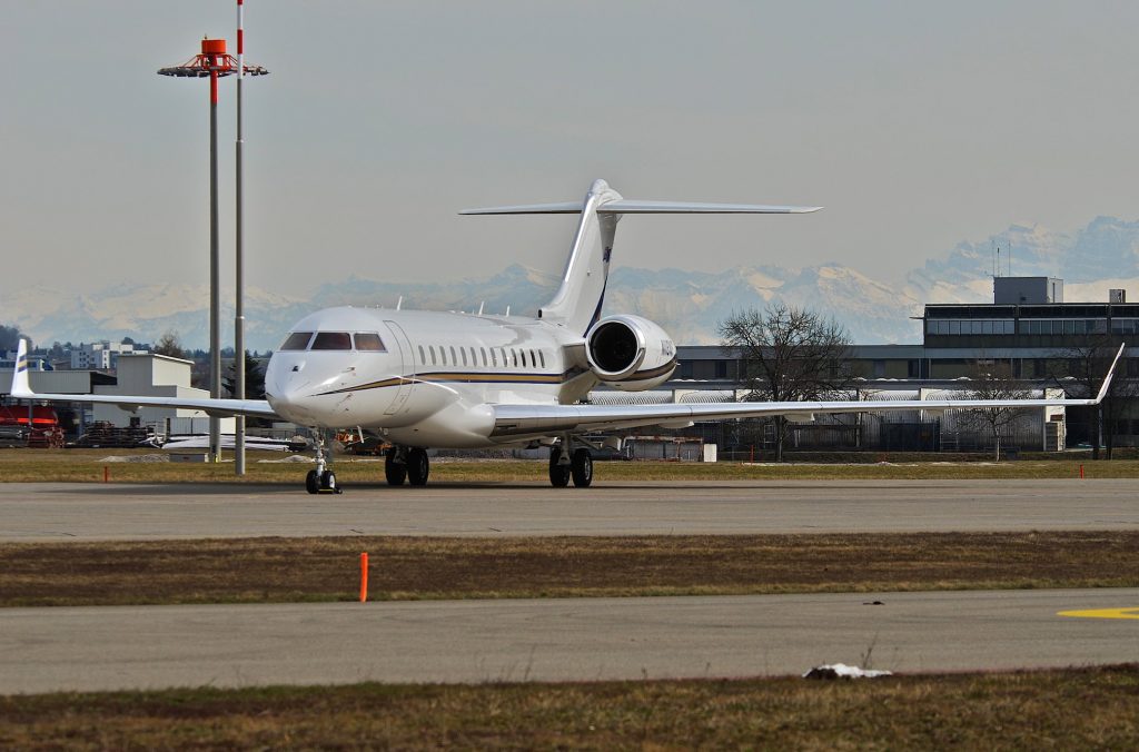 Untitled (Westfield Aviation) Bombardier BD-700-1A10 Global Express; N18WF@ZRH;18.03.2010 par Aero Icarus sous (CC BY-SA 2.0) https://www.flickr.com/photos/aero_icarus/4444300616/