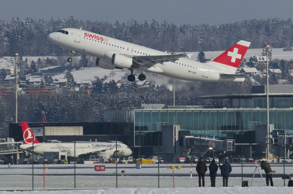 Swiss Airbus A320-214; HB-IJO@ZRH;10.02.2013/692at par Aero Icarus sous (CC BY-SA 2.0) https://www.flickr.com/photos/aero_icarus/8460906841/