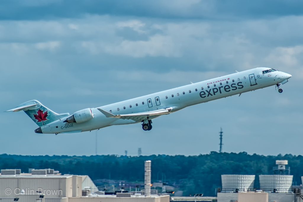 C-GOJZ - Bombardier CRJ-705LR - Air Canada Express (Jazz Aviation) par Colin Brown sous (CC BY-ND 2.0) - https://www.flickr.com/photos/colins-airplane-photos/22584083103/ https://creativecommons.org/licenses/by-nd/2.0/