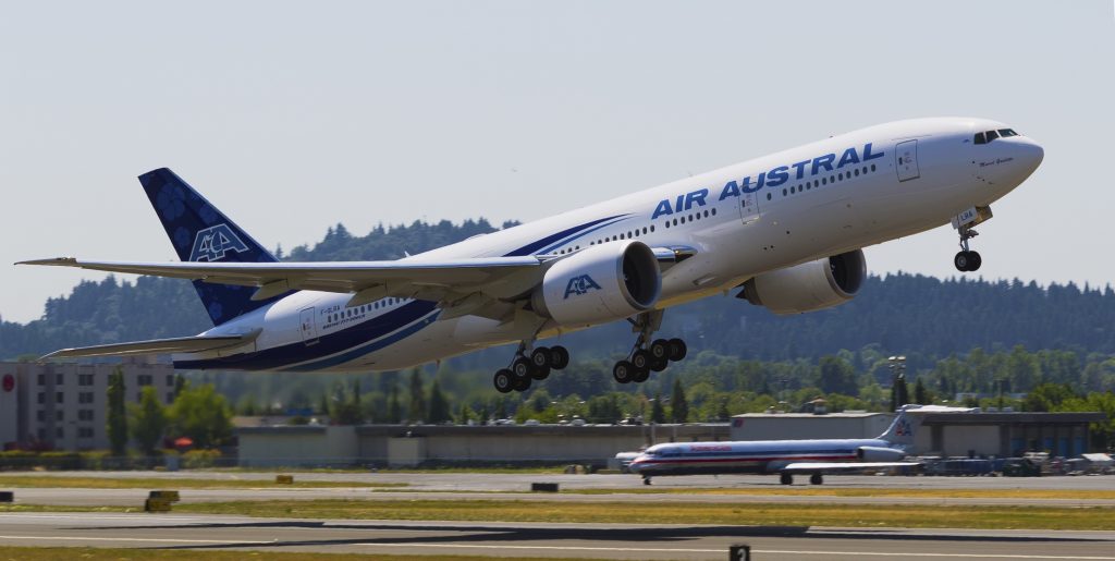 Air Austral 777LR par stuart.mike sous (CC BY 2.0) https://www.flickr.com/photos/31182650@N08/6010292706/ https://creativecommons.org/licenses/by/2.0/