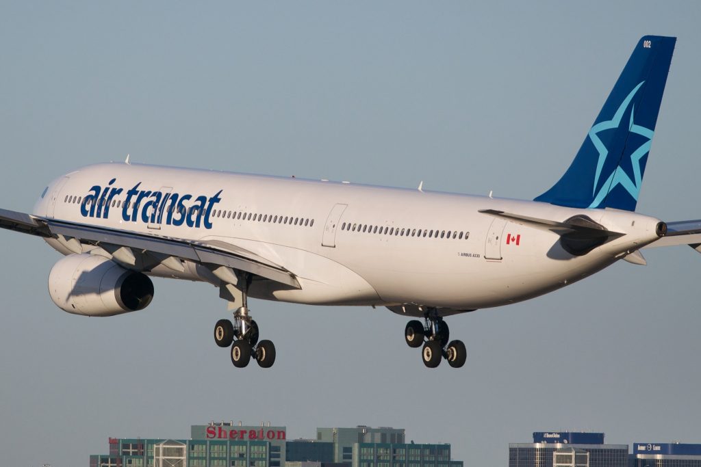 Air Transat Airbus A330 par BriYYZ sous (CC BY-SA 2.0) https://www.flickr.com/photos/bribri/6909162666/ https://creativecommons.org/licenses/by-sa/2.0/