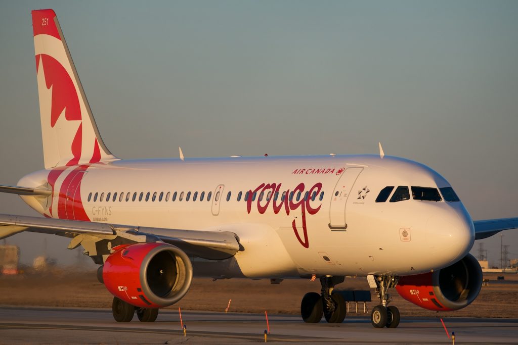 Air Canada rouge A319 C-FYNS par BriYYZ sous (CC BY-SA 2.0) https://www.flickr.com/photos/bribri/13527239384/ https://creativecommons.org/licenses/by-sa/2.0/