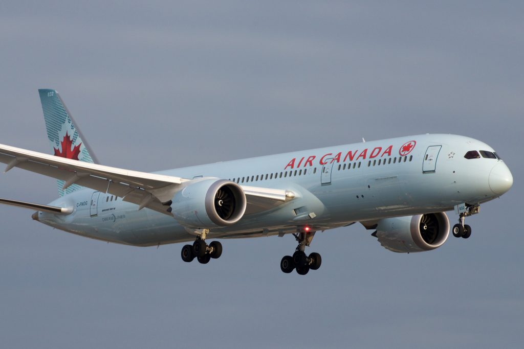 Air Canada Boeing 787-9 C-FNOG par BriYYZ sous (CC BY-SA 2.0) https://www.flickr.com/photos/bribri/24107912543/in/photolist-CLxEaU-DpiwQy-CJkmux-yynwUM-yhQvH4-xkX4Je-EZ71W5-CLybTY-yRw39E/ https://creativecommons.org/licenses/by-sa/2.0/