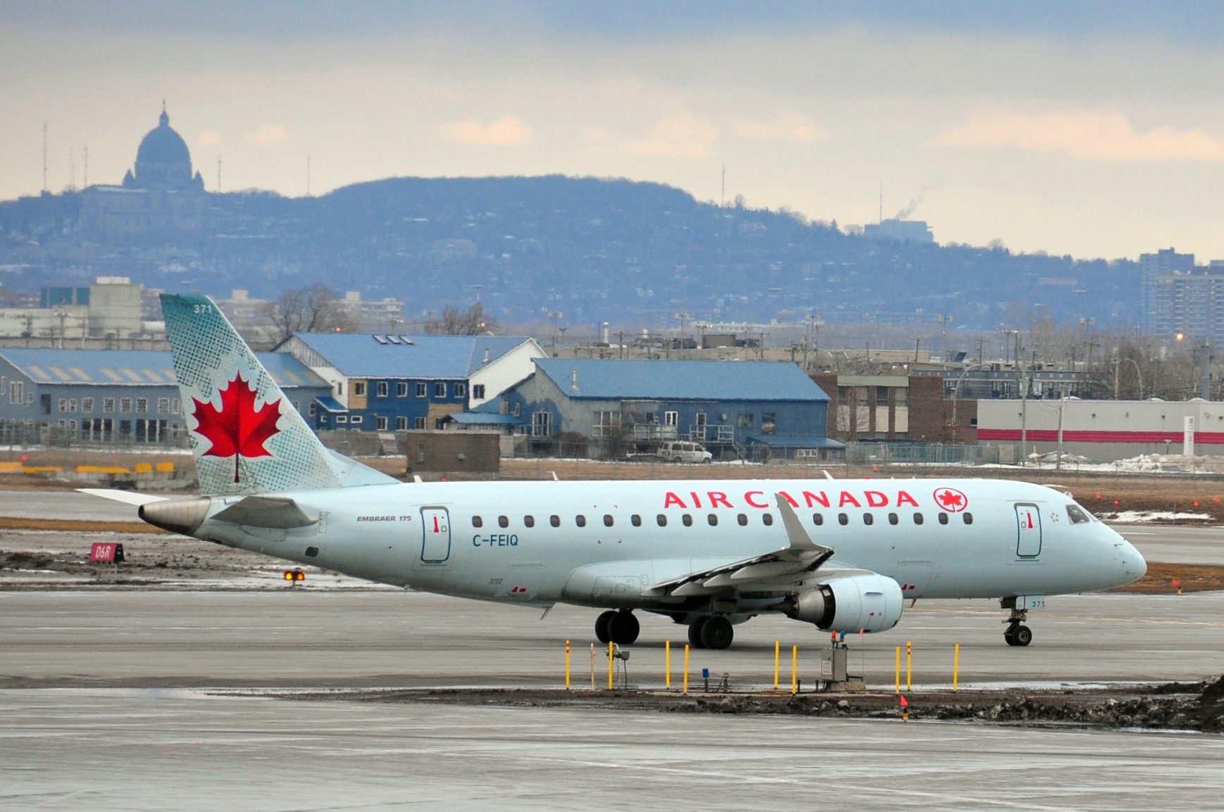 C-FEIQ Air Canada Embraer 175 par abdallahh sous (CC BY 2.0) https://www.flickr.com/photos/husseinabdallah/4485099817/ https://creativecommons.org/licenses/by/2.0/