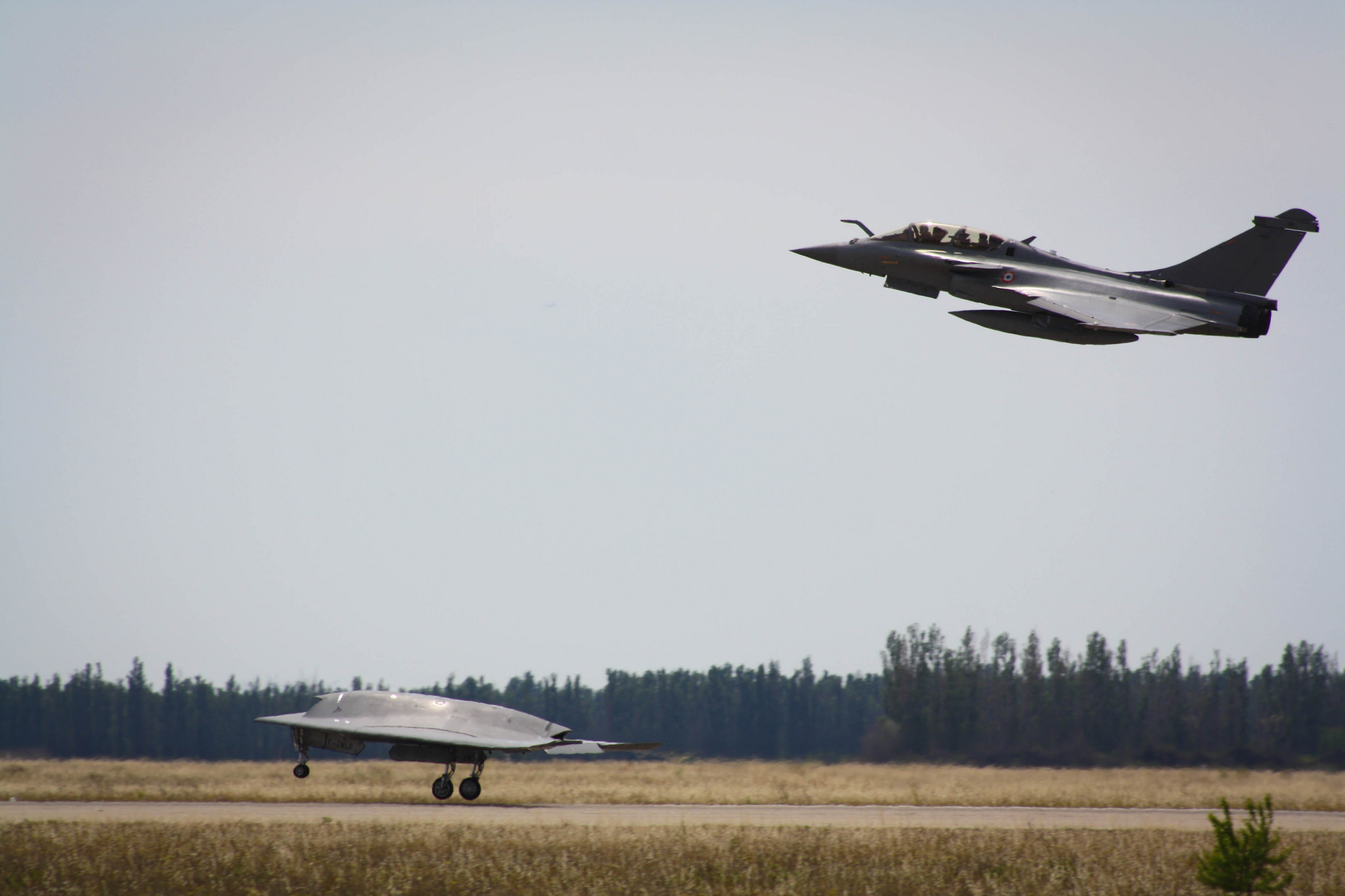 Drone NEURON, Rafale et Falcon 8X - Meeting Istres par Clement SAUNIER sous (CC BY-NC-SA 2.0) https://www.flickr.com/photos/clementsaunier/ https://creativecommons.org/licenses/by-nc-sa/2.0/