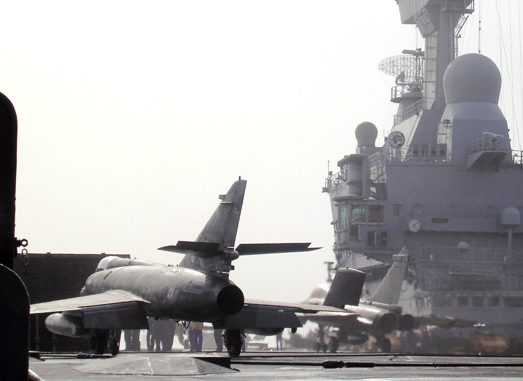 Super étendard et Rafale au catapultage par Pascal Subtil sous (CC BY-SA 2.0) https://www.flickr.com/photos/pascalsubtil/1125018286/in/photolist-4zEfrS-q7ReYF-ee8Du5-ecQLY5-ee8Dp3-ecQLwd-naXGia-ee2Xra-5HXD5U-5NqDSh-t9Pbtu-5HTmV4-5UmWRb-5HXzHS-5UhyVP-5UhyFc-5UhzaB-buX68t-5Uhynk-dodNra-jfh2jr-5UmWbY-CTvprs-7LRSMV-jfh7Yc-HtfvPc-Ha7GRW-5UhyfP-bzq7UP-5UmWCQ-ecKPAR-5UmWrf-3aQFCz-6erzUv-jdSinW-5UjMFH-bAc16b-jdSiSo-kdkrPP-jfh7FD-ecRs4Y-5qXQ9d-eGf32t-ecRrLA-i84gN3-2Hq1K1-ecK6Fv-iW33Bq-i83ryD-rgDfnH