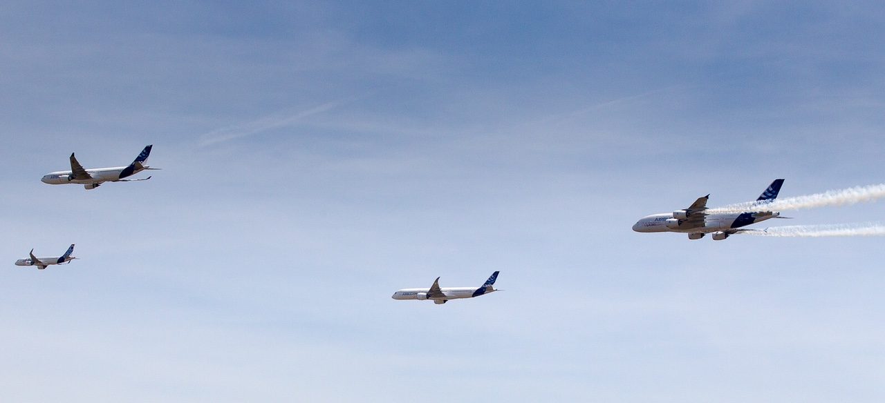 Vol en formation Airbus à Toulouse et A380 avec fumigène
