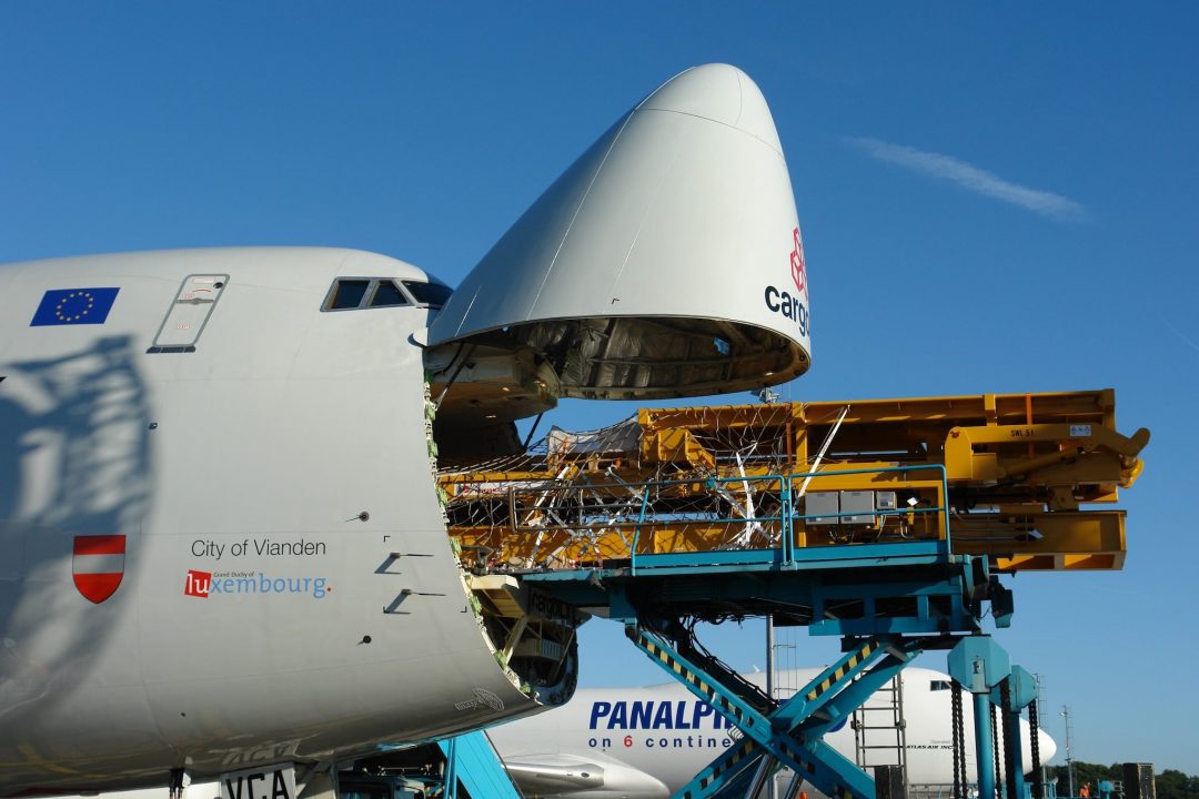 Chargement par la porte latérale d'un Boeing 747 Cargolux