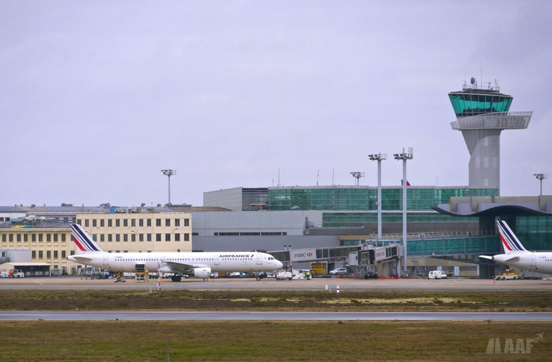 Le Hall A de l'Aéroport de Bordeaux-Mérignac avec un A321 Air France au contact