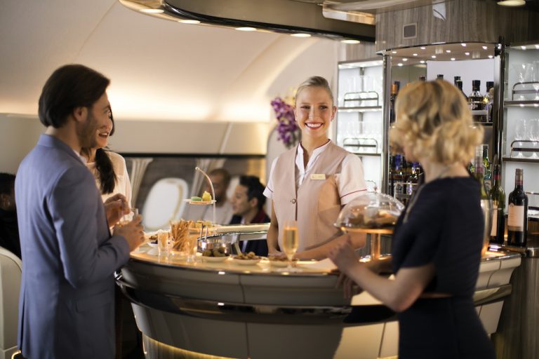 Bar lounge à bord de l'Airbus A380 EMIRATES