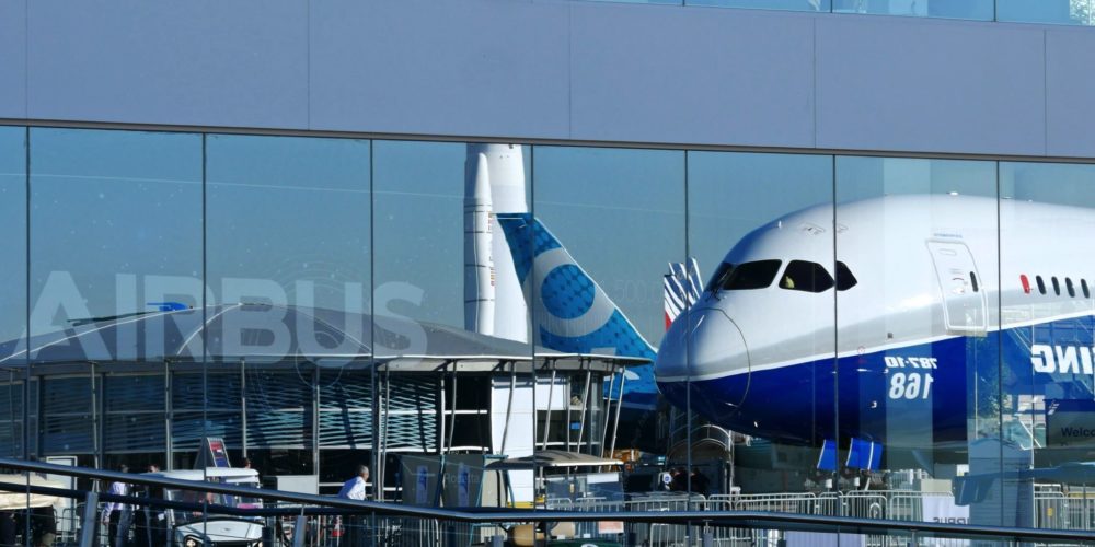Chalet VIP Airbus et Boeing 787-100 en reflet