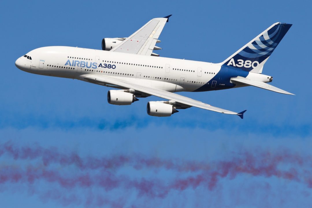 Airbus A380 dans le panache de fumée de la PAF - Le Bourget 2017