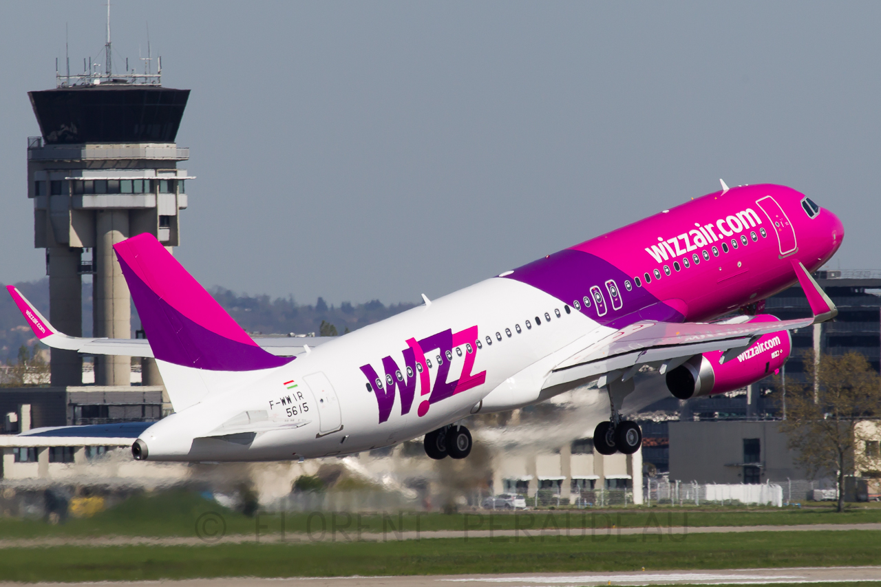 Авиакомпания wizzair. Венгерский лоукостер Wizz. Wizz Air a220. Wizz Air а 320 Neo. Авиакомпания Wizz Air полет.