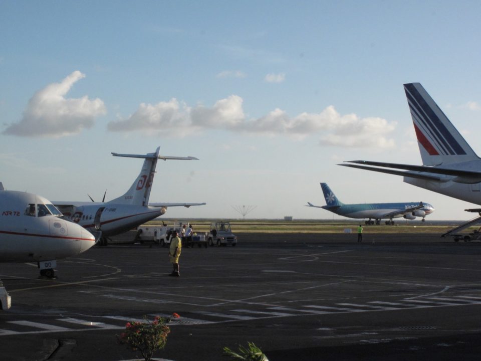 A340 au décollage avec ATR Air Tahiti et empennage vertical d'A330 Air France au premier plan