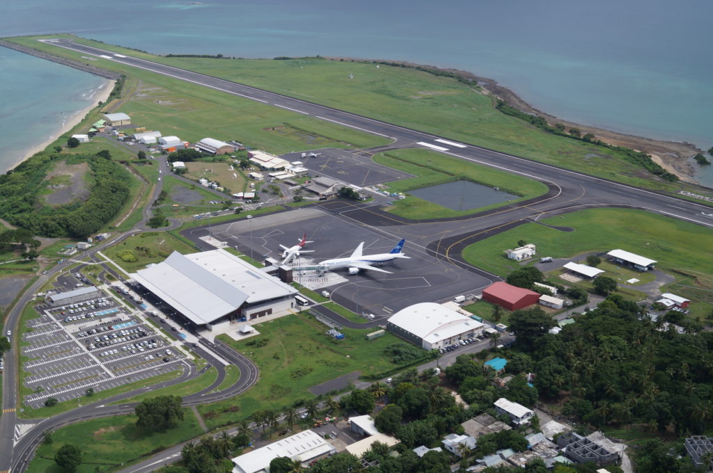 Vue aérienne de l'aéroport de Dzaoudzi à Mayotte