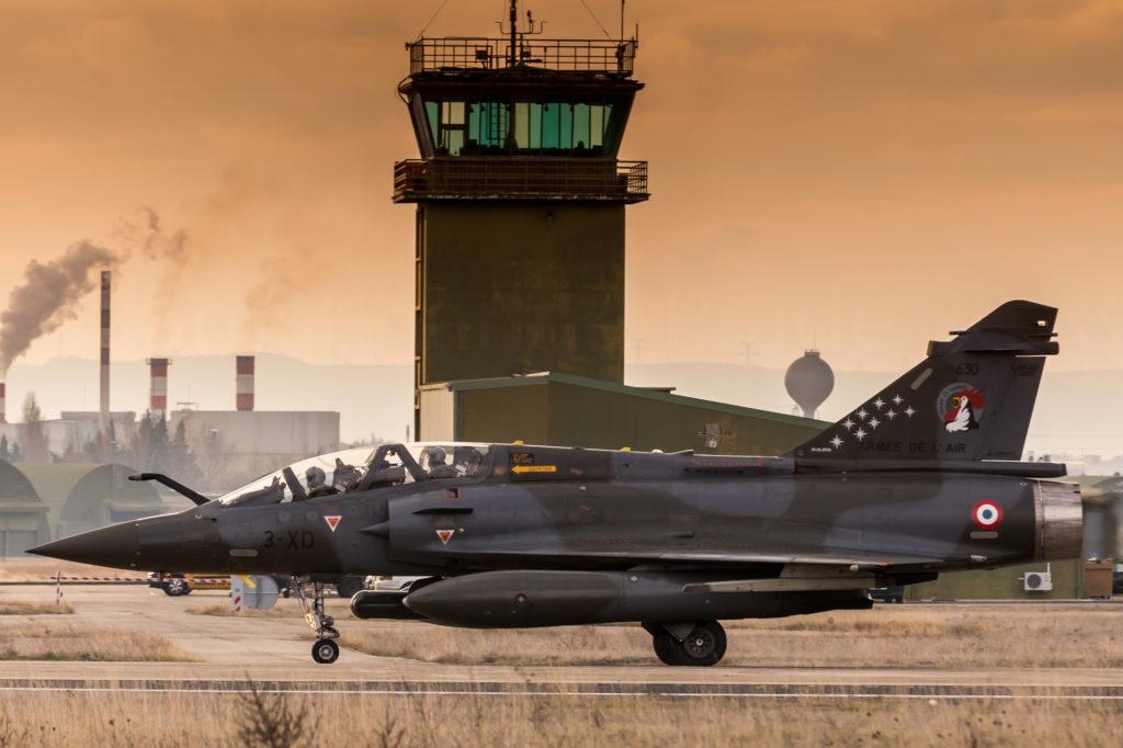 L’Escadron de transformation Mirage 2000D Argonne 4/3 base a Nancy- Ochey arborant , 9 étoiles sur la dérive en mémoire aux disparus a Alabcete en 2015 - photo sur la Base Aerienne 115 d'Orange