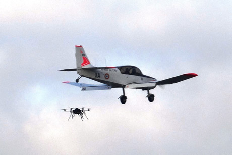 Jodel D-140R de l’Escadron d’Instruction au Vol à Voile de l’Armée de l’air et le drone multi rotor équipé d’un dispositif d'identification LLRTM miniaturisé