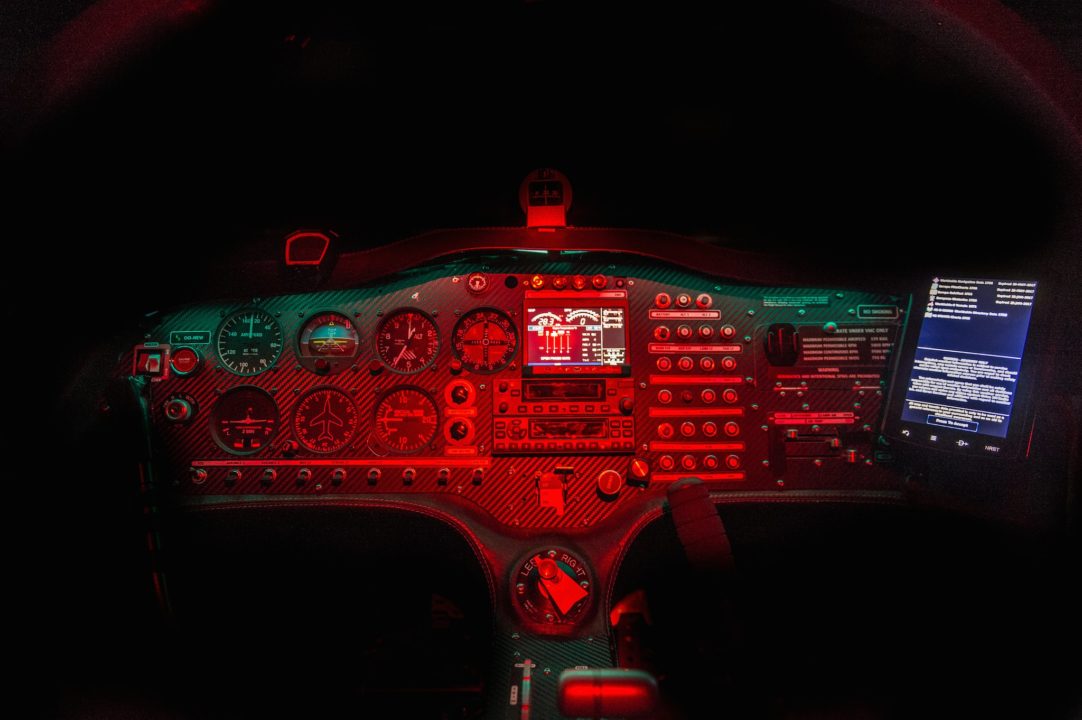 cockpit du Sonaca 200 avec agencement classique en T des instruments de base et « Glass-Cockpit Garmin » en option