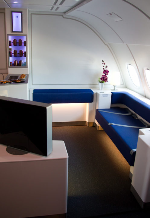 L'espace lounge adossé au bar à bord des A380