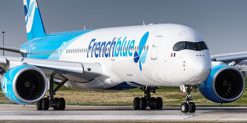 Le F-HREU, une photo bientôt collector. Cet A350 (le MSN5) aux couleurs de « Frenchblue » ne va pas garder sa robe longtemps car il va passer en « French Bee » (voir l'article /// Frenchblue change de nom et devient French bee)