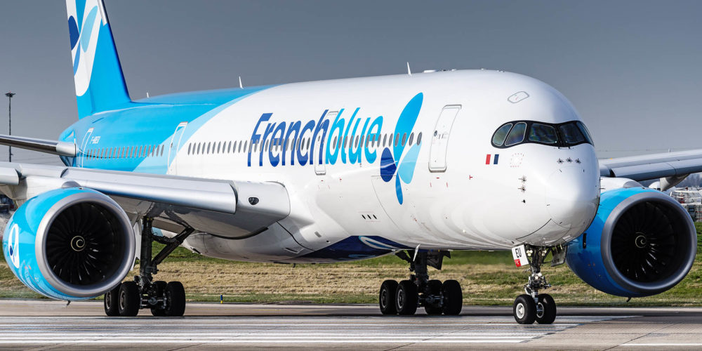 Le F-HREU, une photo bientôt collector. Cet A350 (le MSN5) aux couleurs de « Frenchblue » ne va pas garder sa robe longtemps car il va passer en « French Bee » (voir l'article /// Frenchblue change de nom et devient French bee)