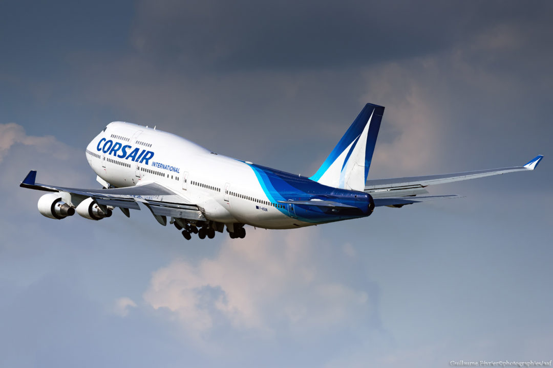 « The queen of the skies » tel est le nom du Boeing 747, ici le F-HSUN est oppéré par Corsair International. A noter que les immatriculations de cette compagnie sont plutôt originales (f-hSEA, f-hSEX (parti à la retraite), f-hSUN, f-hZEN, f-hSKY,,,)