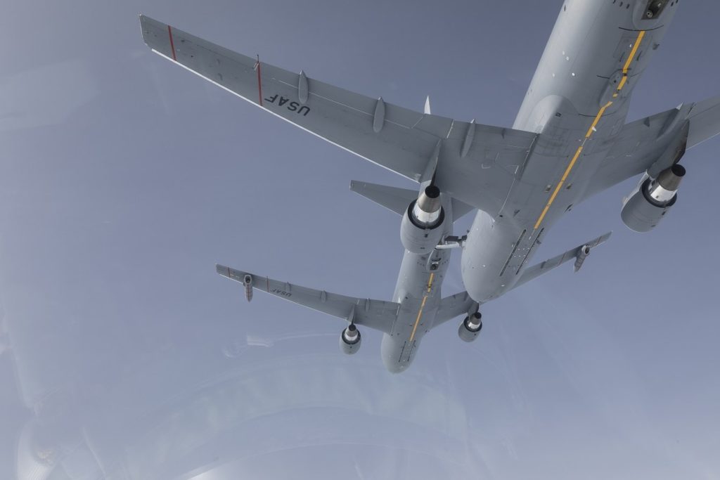 Un KC-46 alimente un deuxième KC-46, en transférant 146 000 livres de carburant dans le cadre de ses essais de certification. La rampe de ravitaillement du KC-46 lui permet de transférer jusqu'à 1 200 gallons de carburant par minute.