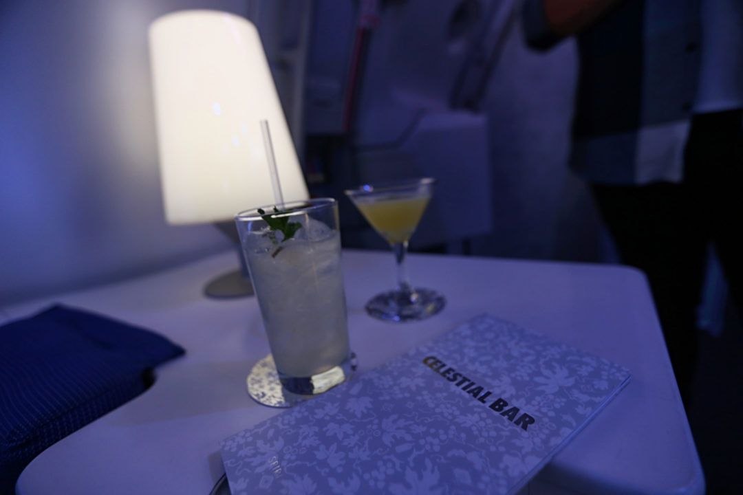 Un cocktail au bar lounge pour décompresser