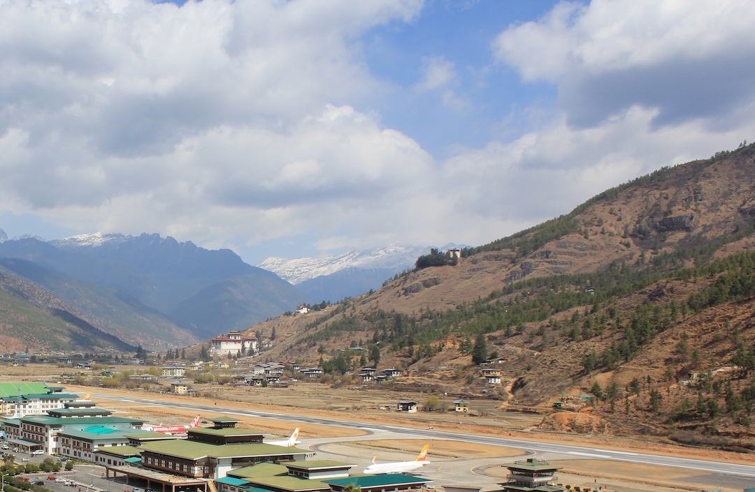 l’aéroport de Paro, situé à une altitude de 7 300 pieds