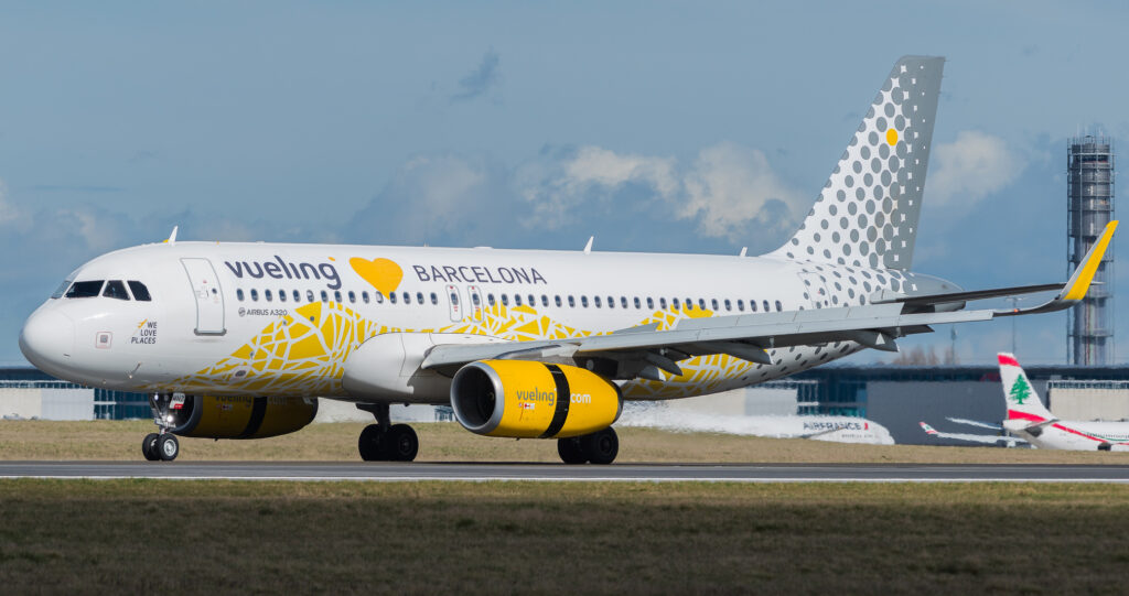 Airbus A320-232 Vueling "Loves Barcelona Livery" EC-MNZ