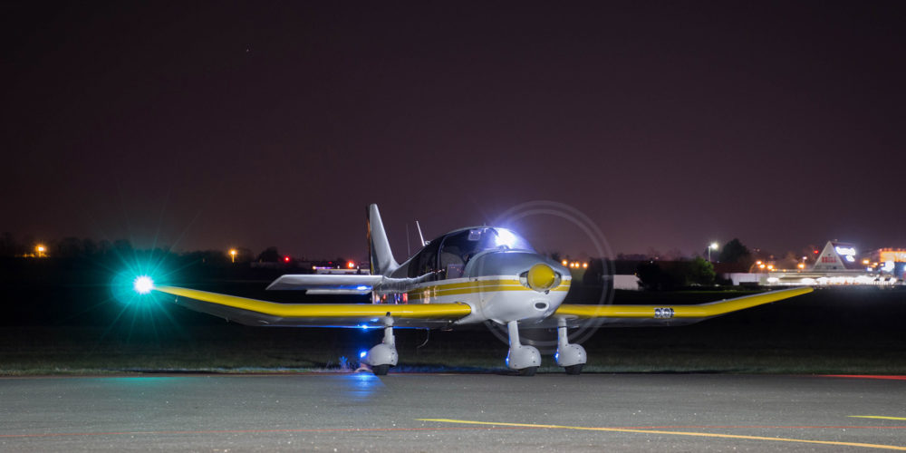 Un peu de légerté au milieu de toutes ces tonnes volantes. Le DR400 est l'avion type des aéroclubs Français, ici le G-GJZQ basé à Nevers lors d'un départ en vol de nuit. 