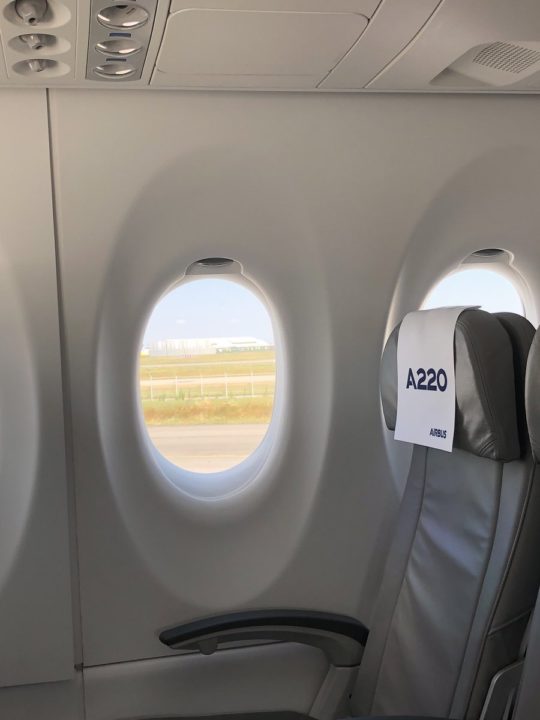 Cabine spacieuse et confortable de l'A220 Airbus à Toulouse