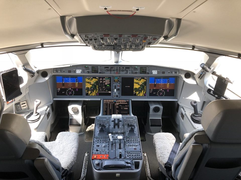Cockpit de l'A220 Airbus à Toulouse