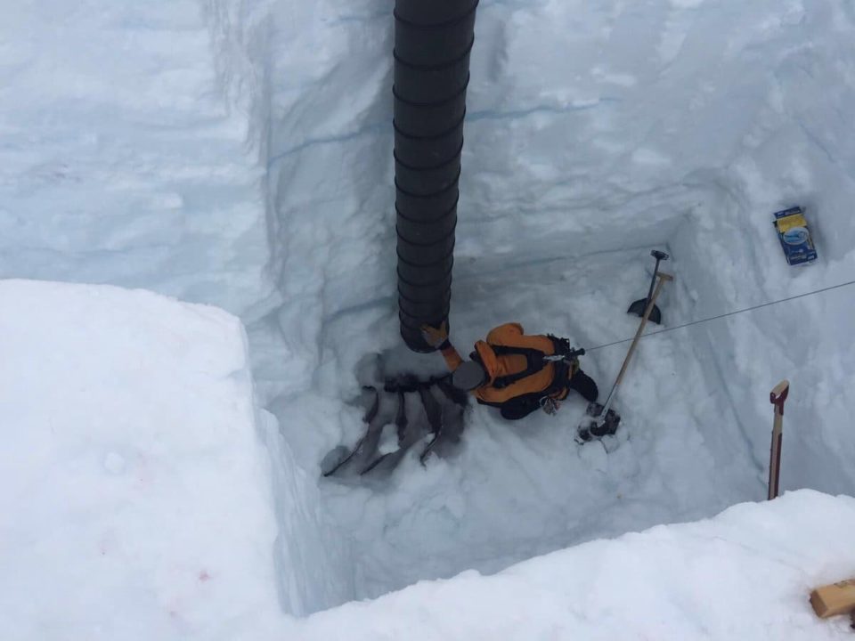Bout de la soufflante en ttitane du moteur prise dans la calotte glaciaire © Austin Lines (Polar Research Equipment) and Thue Bording (Aarhus HGG)