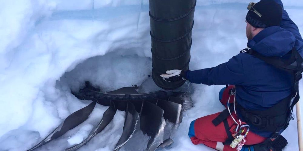 Bout de la soufflante en ttitane du moteur prise dans la calotte glaciaire © Austin Lines (Polar Research Equipment) and Thue Bording (Aarhus HGG)