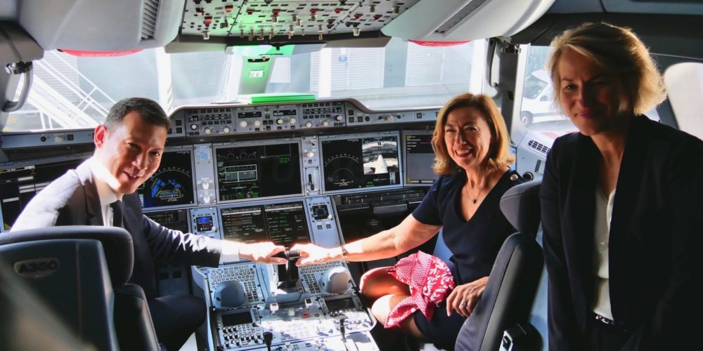 Les dirigeants d'Air France - KLM et Air France dans le cockpit de l'A350 © AAF - reproduction interdite