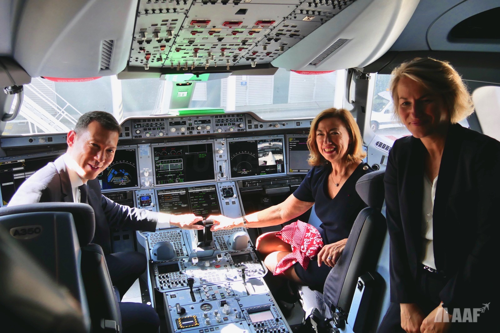 Les dirigeants d'Air France - KLM et Air France dans le cockpit de l'A350 © AAF - reproduction interdite