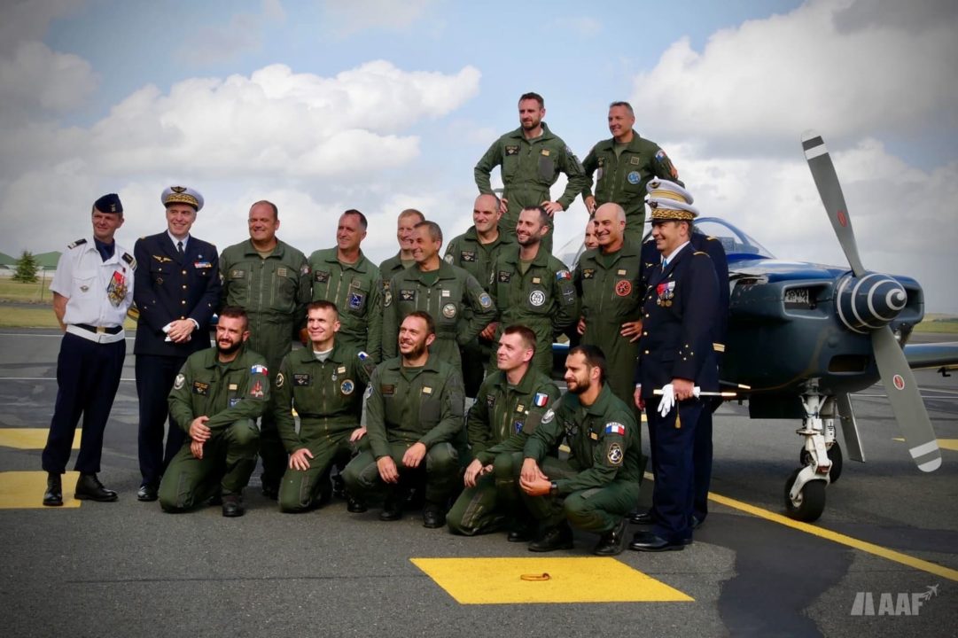 Les pilotes de la patrouille de TB-30 Epsilon de retour du dernier vol à Cognac