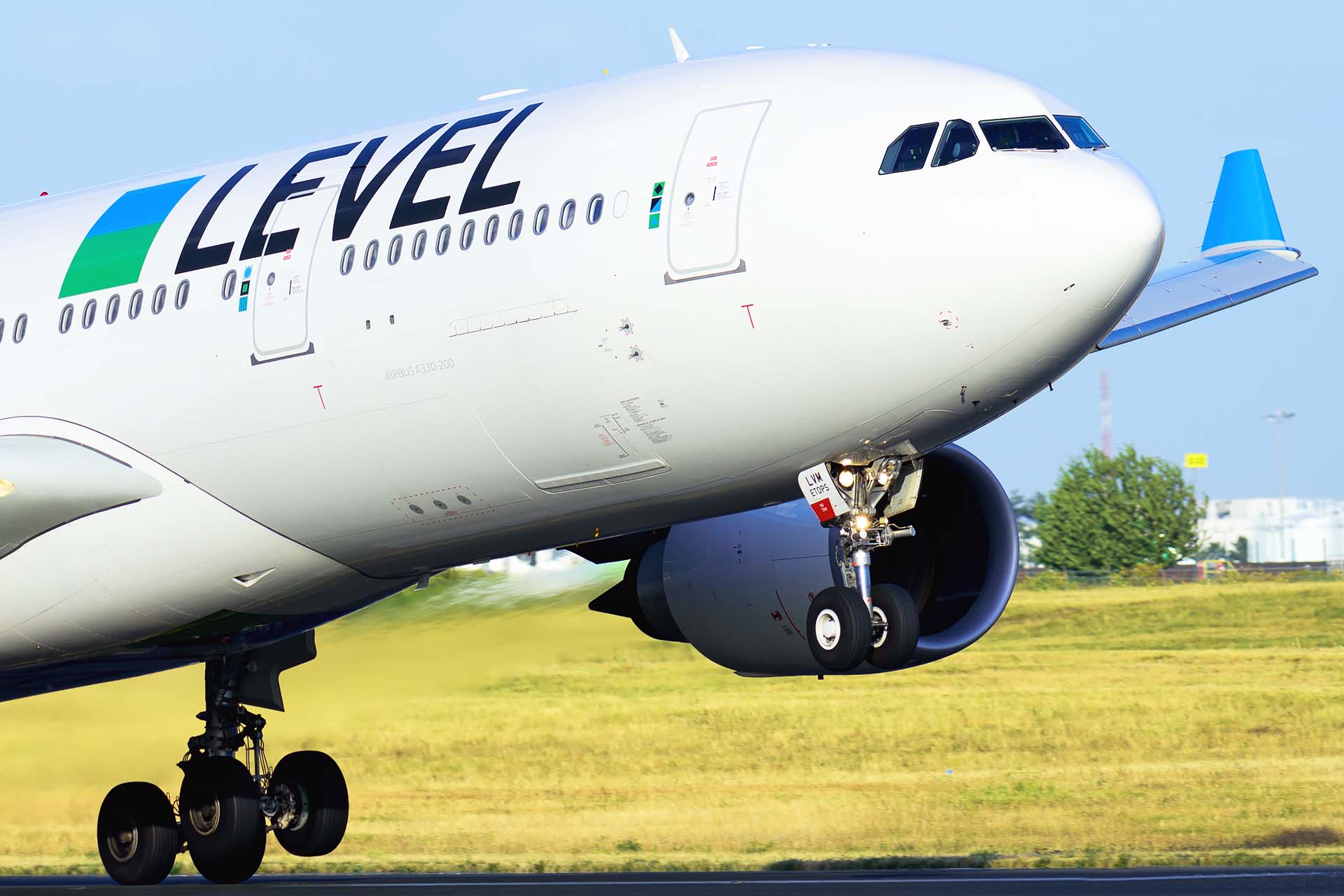 LEVEL Airbus A330-202 F-HLVM