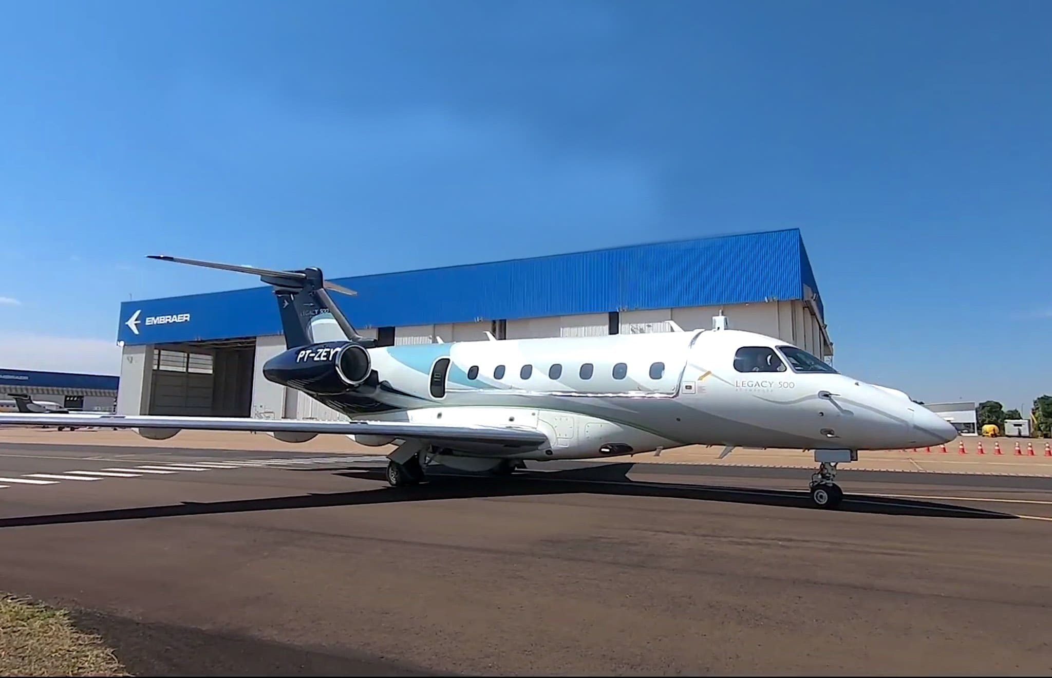 Embraer réalise le premier test de roulage autonome d'un avion au