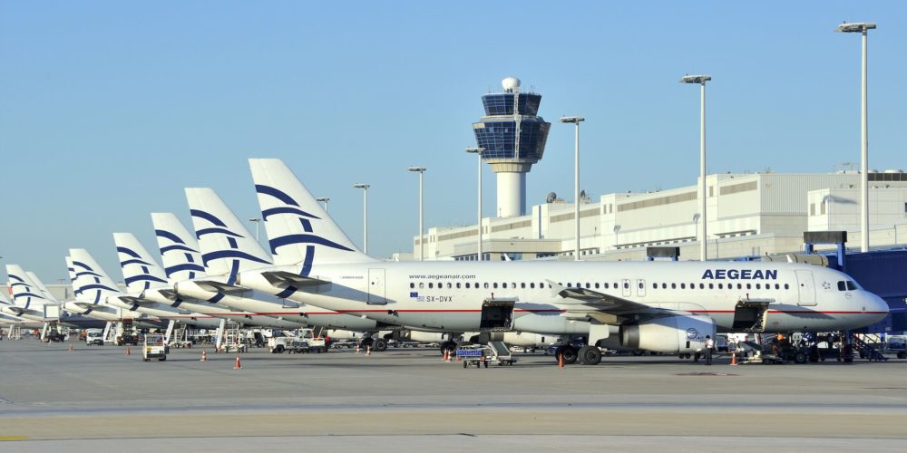 Flotte Aegean Airlines devant le terminal à Athènes