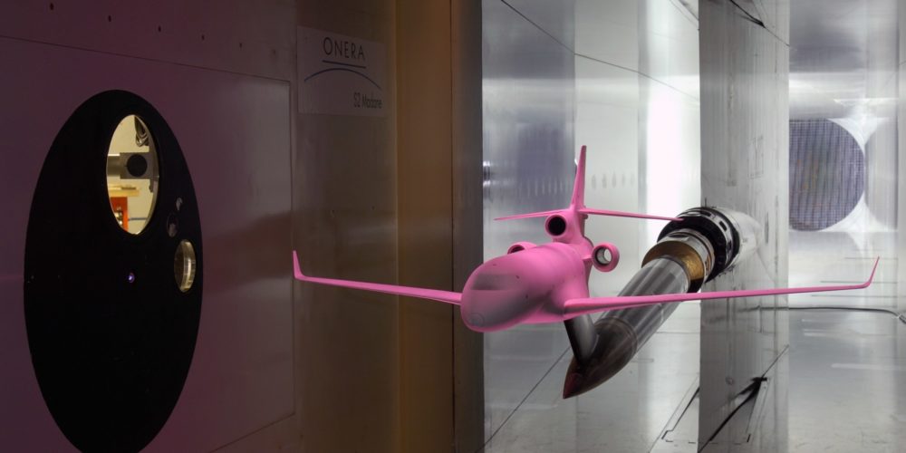 Maquette d’un modèle Dassault Falcon testé en souf- flerie S2 et recouverte de la peinture sensible à la pression