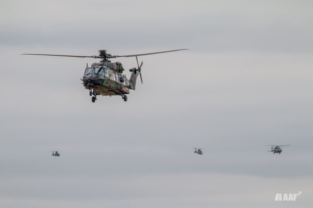 Hélicoptère NH90 Cayman de l'ALAT suivit d'un NH90 cayman, un dauphin et un panther AS565 de la Marine Nationale
