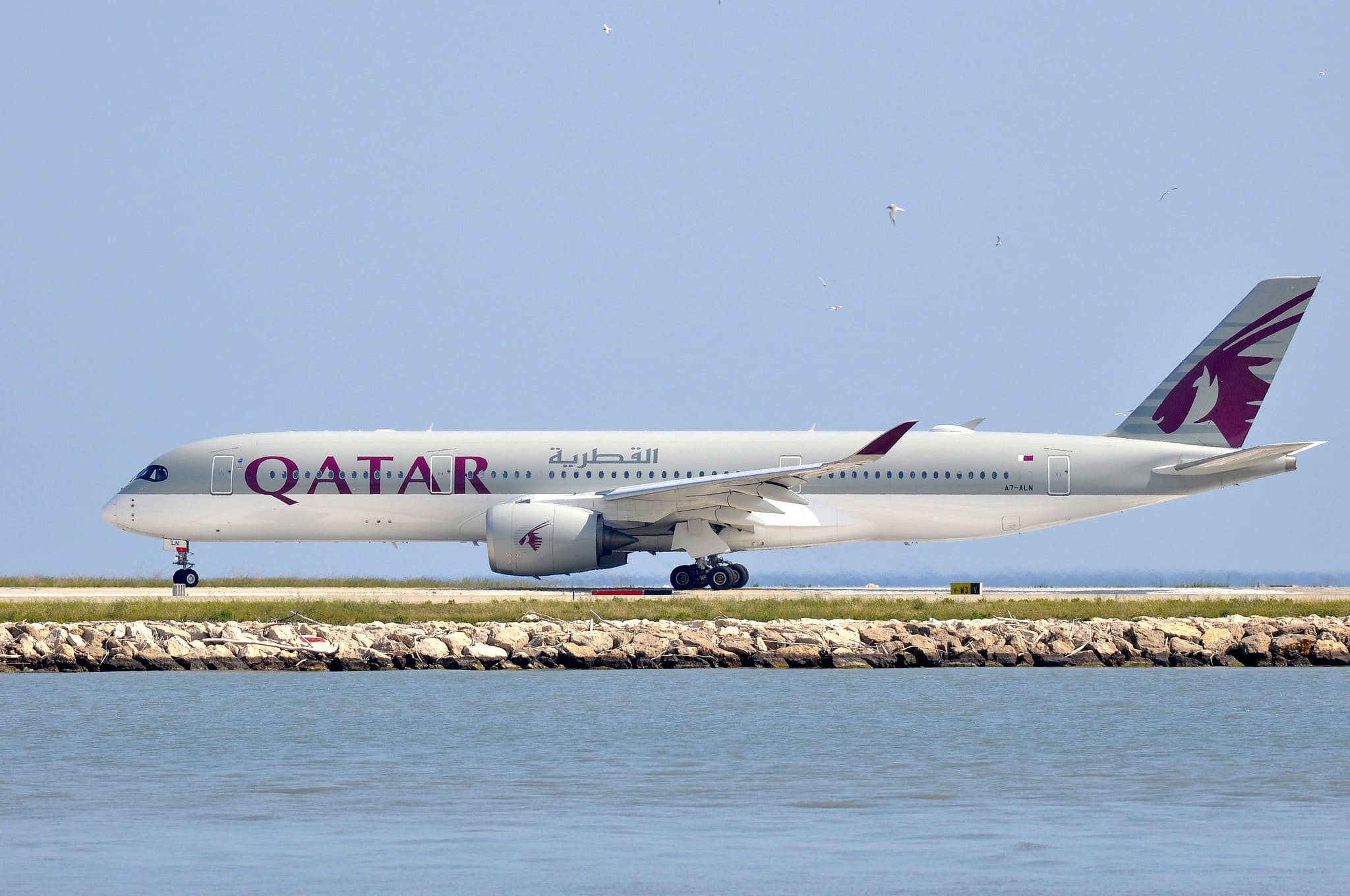 Qatar Airways A350-900 au roulage à Nice (NCE)
